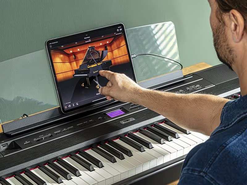 Man using iPad Smart Pianist App with P525 Digital Piano